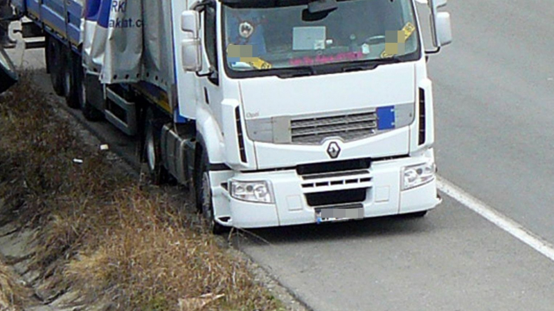 Камион отнесе мантинела на „Тракия”