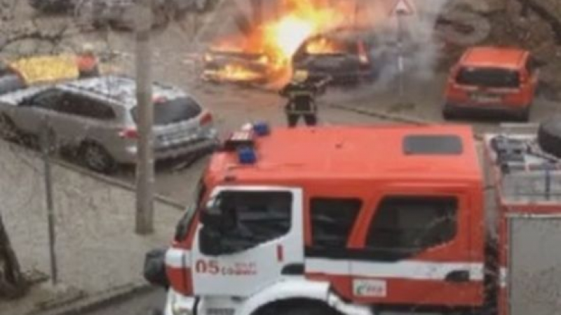 Две коли изгоряха в София (ВИДЕО)