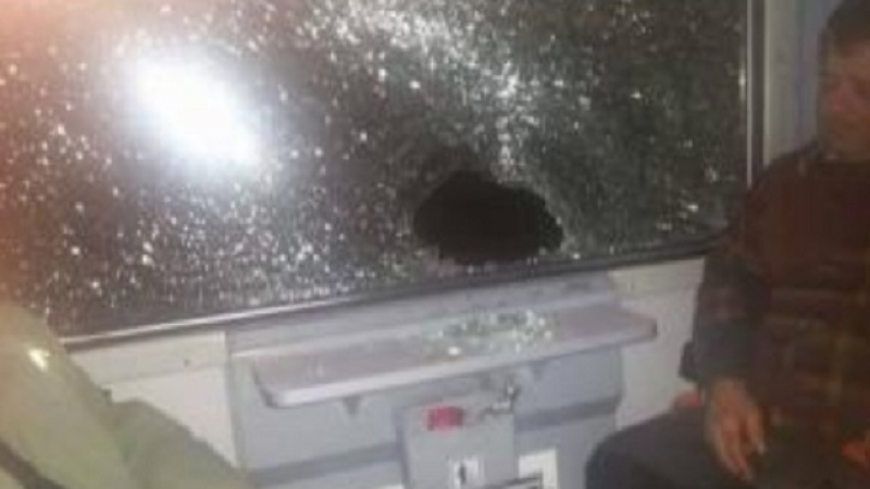 Банда вандали нападна пътнически влак с камъни