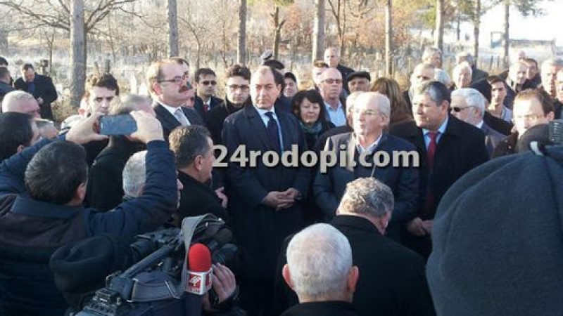 Местан и ятакът му от турското посолство се появиха в Могиляне, Чавушоглу не дойде (СНИМКА)