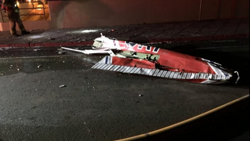 Самолет се вряза в сграда в Аляска, един загина