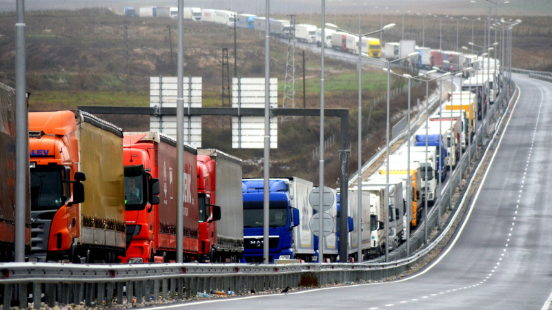 Опашка от камиони се изви на границата  с Турция 