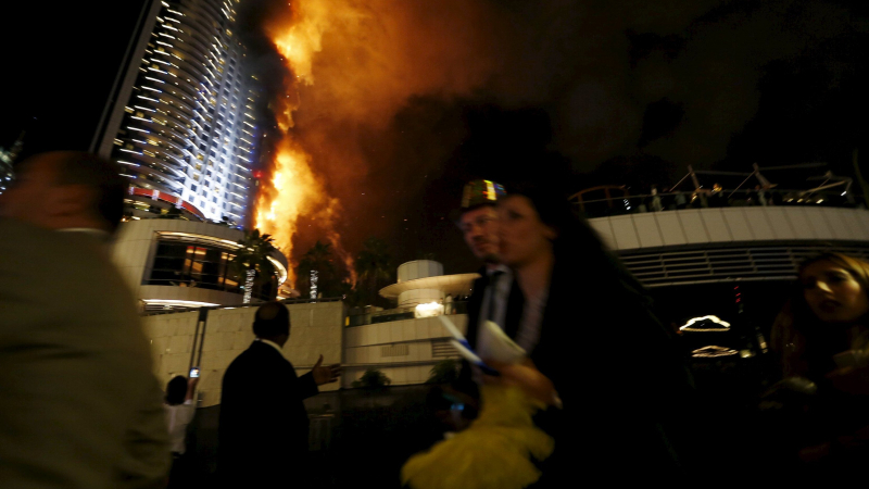 Очевидец на пожара в Дубай: За 5 минути огънят стигна до покрива!