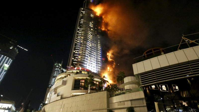 Пожарът в Дубай тръгнал от запалена покривка