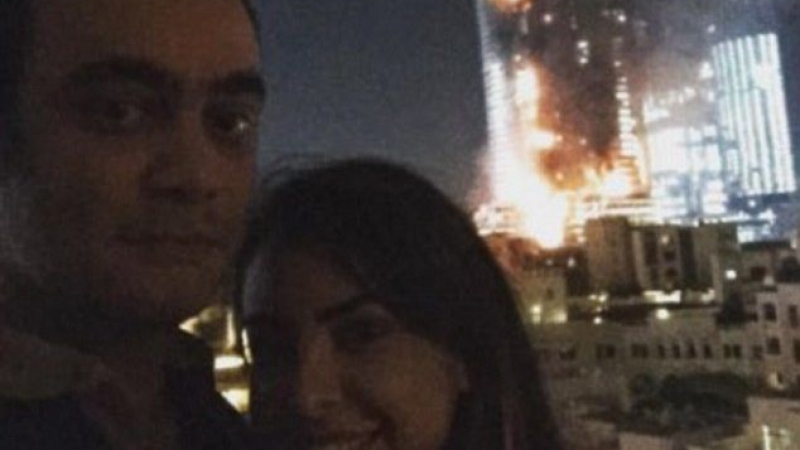 Пълна идиотия! Двойка си направи селфи на фона на горящия хотел в Дубай