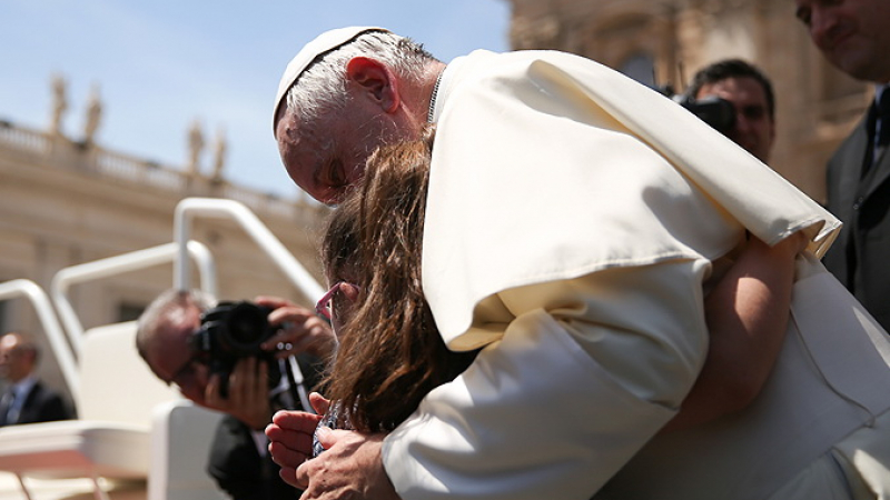Целувка на папата излекува от мозъчен тумор момиче 