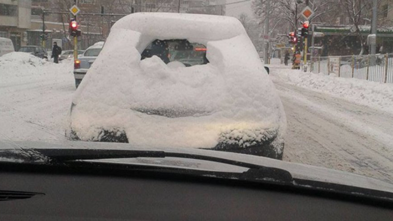 Супер трик: Как да изчистите колата от снега за 2 секунди (СНИМКА)