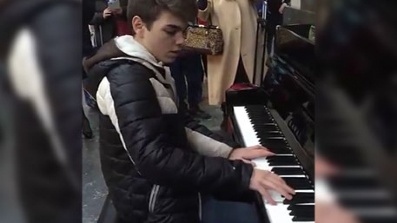 Удивително: Тийнейджър посвири на пиано, докато чакаше влака си и...подписа договор с известен продуцент (ВИДЕО)