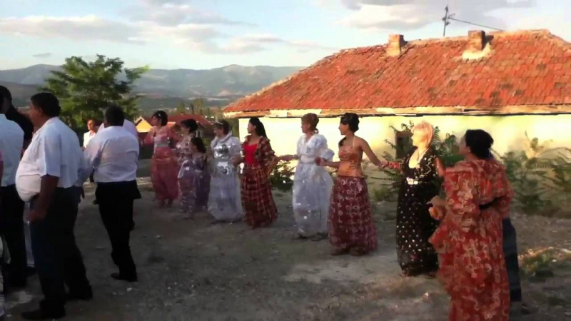 Цяло полицейско управление кумува на ромска сватба