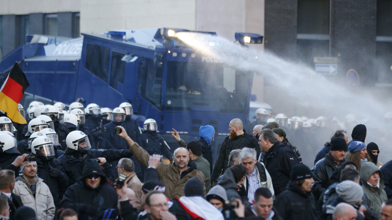 Ексцесии в Кьолн! Полицията нападна протестиращи срещу бежанците с водни оръдия и сълзотворен газ (НА ЖИВО)