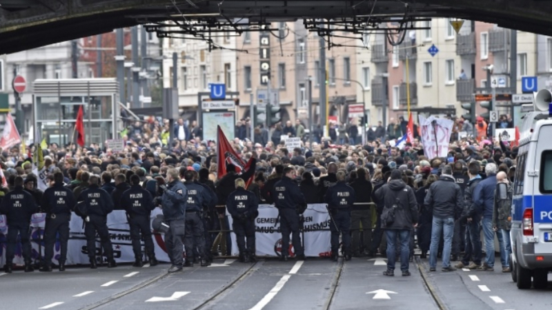 Дойде ли часът за разплата: 1700 полицаи пазят демонстрация на &quot;Пегида&quot; в Кьолн (НА ЖИВО)