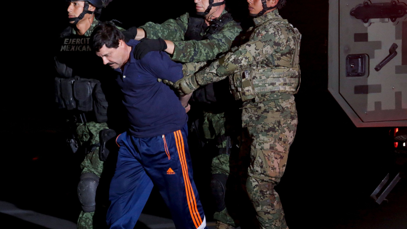 Ето как натикаха Ел Чапо в хеликоптер и го върнаха в пандиза, от който избяга (СНИМКИ/ВИДЕО)