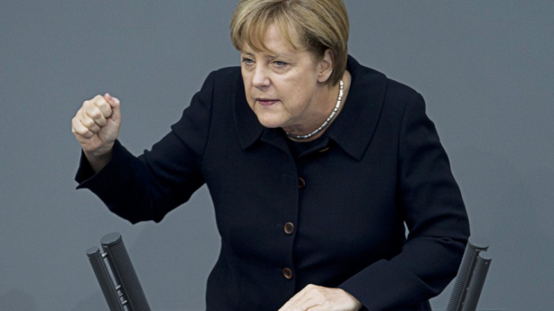 Saarbrücker Zeitung: Времето на Меркел изтича, въпросът с бежанците ще се реши и без нея   