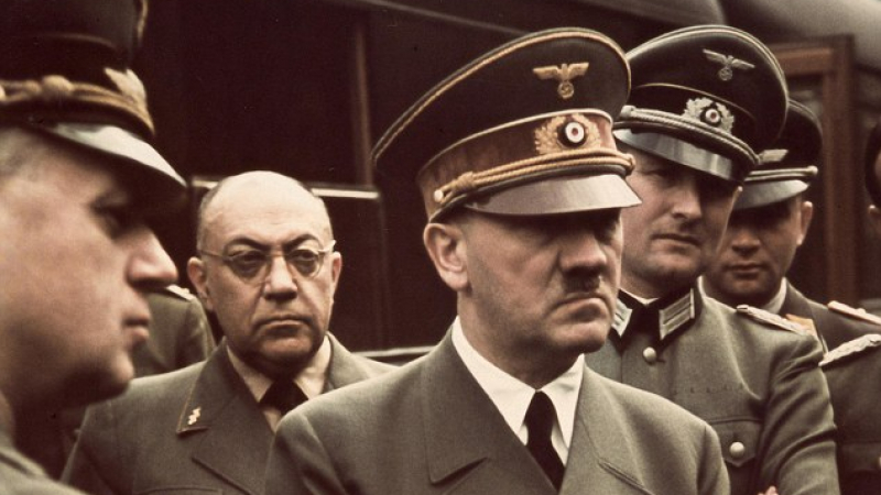 Бивш агент на ЦРУ сензационно: Хитлер е фалшифицирал смъртта си и е избягал в Аржентина с подводница 