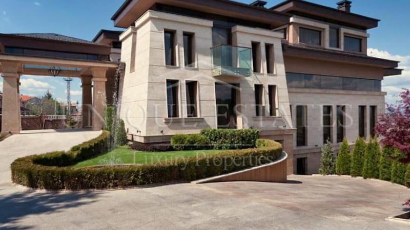 Лукс и охолство: В Драгалевци е най-баровската къща в България (СНИМКИ) 