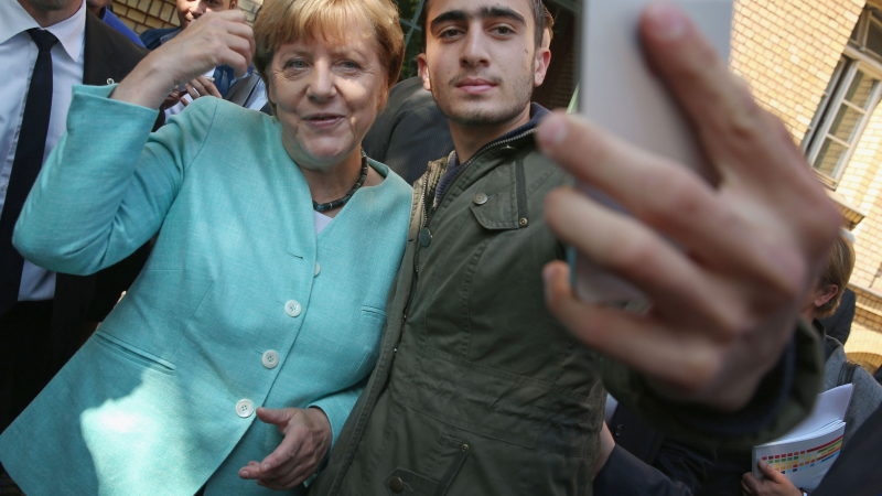 Меркел с обратен завой: Върнаха стотици мигранти в Австрия след скандала в Кьолн