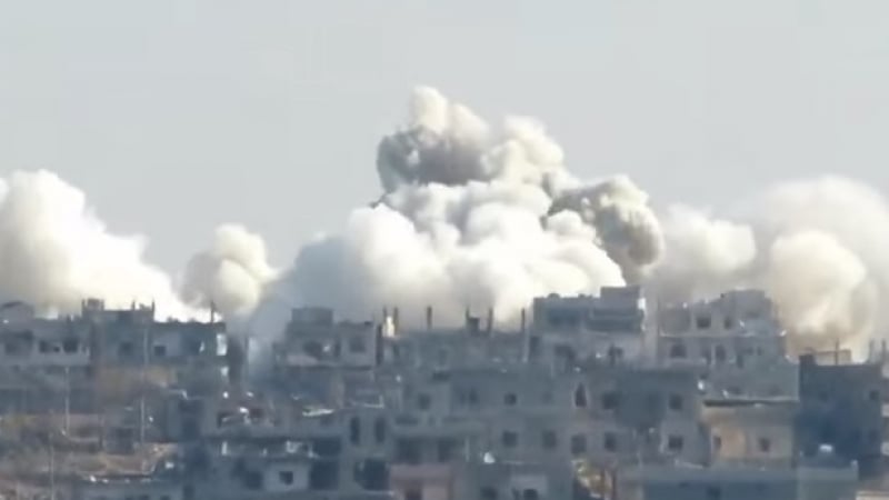 Ексклузивно за войната: Сирийските ВВС подпукаха ДАЕШ с касетъчни бомби! (ВИДЕО)