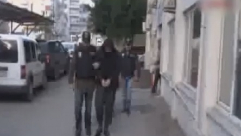 Полицаи изведоха с белезници тримата руски граждани в Анталия (ВИДЕО)