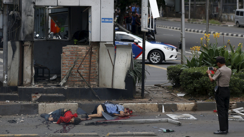 Терор и в Джакарта! Шест експлозии окървавиха центъра, броят жертвите (СНИМКА 18+/ВИДЕО)