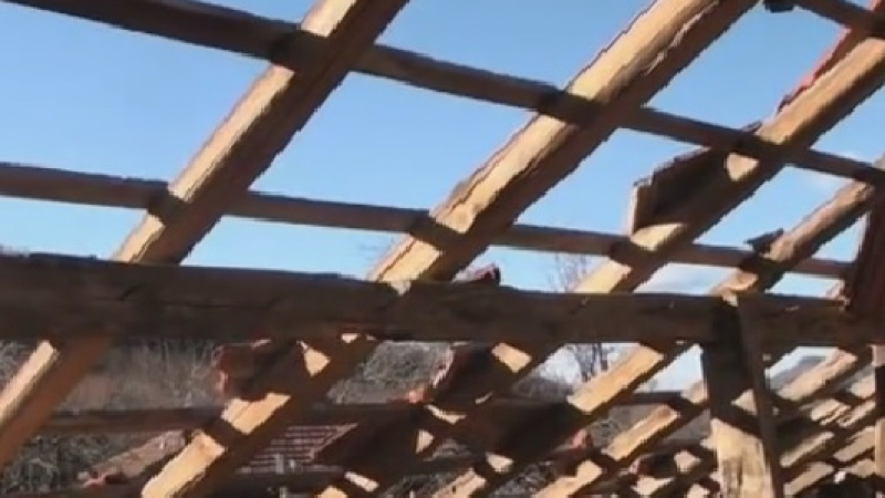 Мълния удари къща в Монтанско (ВИДЕО)