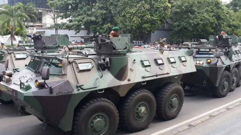 В Джакарта става страшно: Танковете излязоха по улиците! (СНИМКА/ВИДЕО)