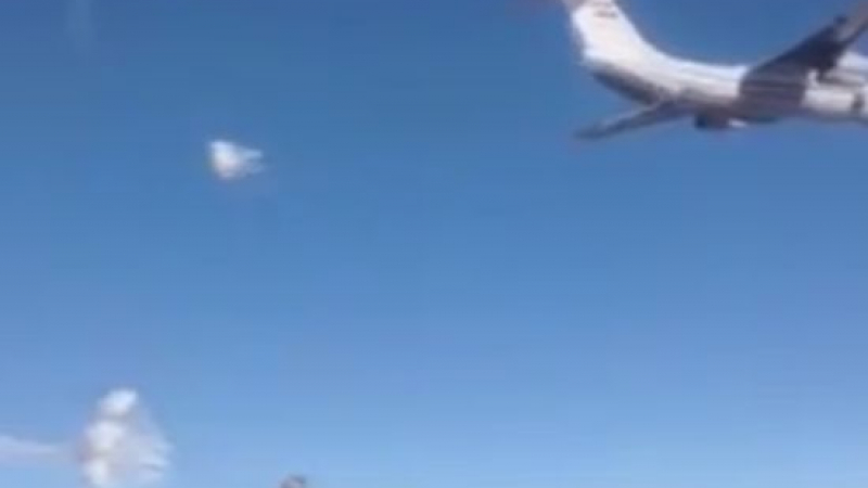 Огромен сирийски самолет сипе руска хуманитарна помощ за Дейр ез Зор (ВИДЕО)