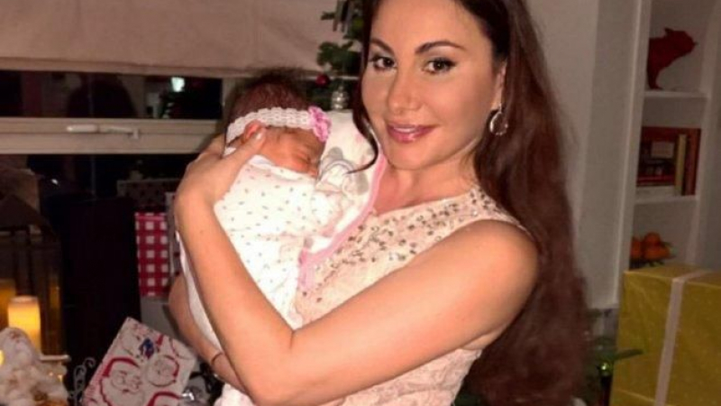Щастлива баба: Дарина Павлова затрупа малката Алба с подаръци 