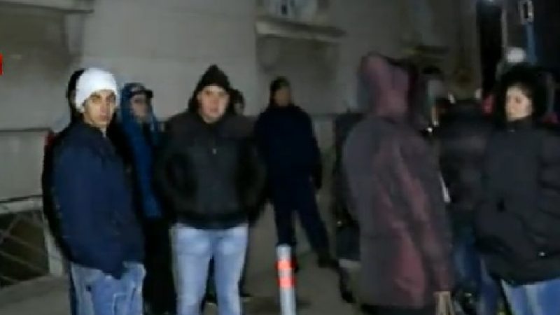 Във Враца става страшно! Близки и приятели на Тодор блокираха Окръжния съд, не пускат братята да излязат