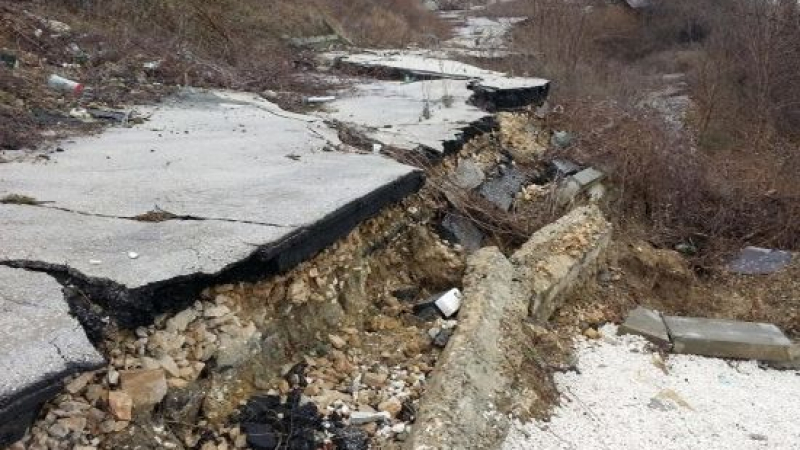 Воден ад в Кирково: Поройният дъжд активира свлачища, микроязовирите са пред преливане