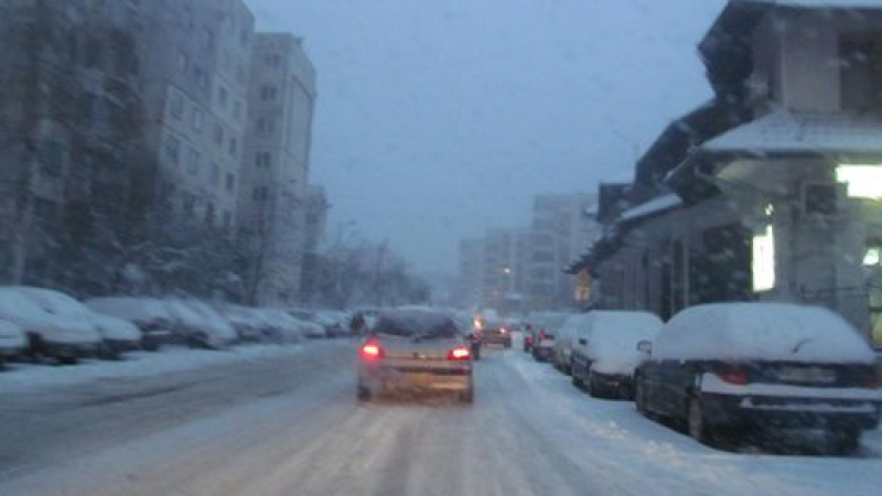 Близо метър сняг засипва Велико Търново, вдигат под тревога града