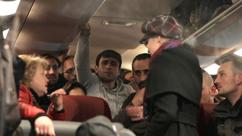 Меркел отпрати автобусa с протестиращи сирийци