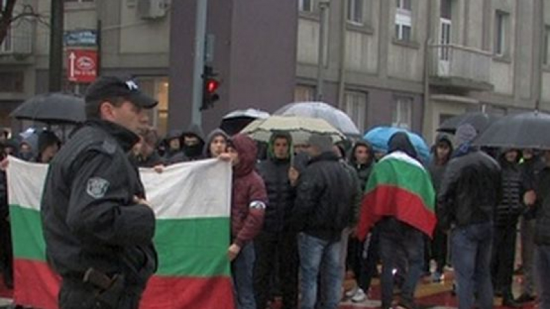 Протестиращи развяха железния орел на Хитлер в Бургас