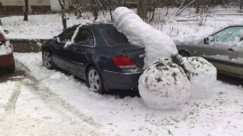 Бургазлия се изгаври със съседа си, сложи върху колата му снежен... 
