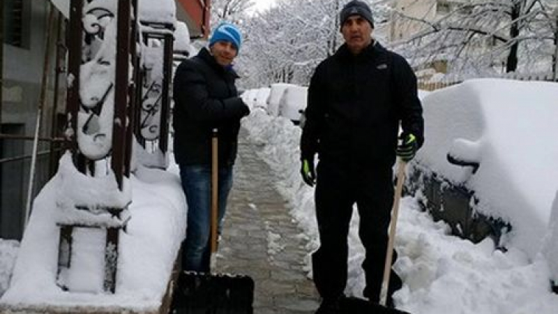 Цветан Цветанов и млад съпартиец изринаха снега пред блока (СНИМКИ)