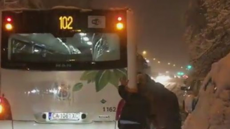 Сговорна дружина избута от преспите автобус 102 в София (ВИДЕО)