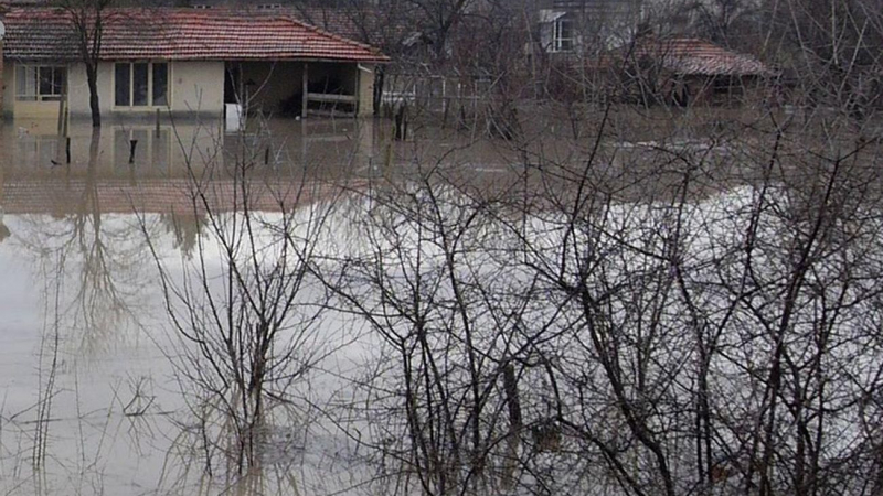 Бедствие в Смолян! Река Черна преля, къщи останаха под вода