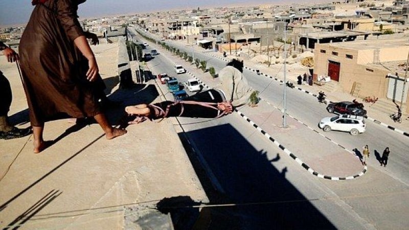Още един гей, осъден от ИД, полетя от покрив с вързани ръце (СНИМКИ 18+)