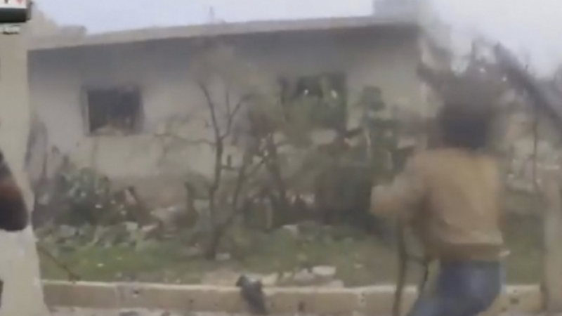 Сирийски снайперист повали с 1 изстрел нахален картечар от ДАЕШ (ВИДЕО 18+)