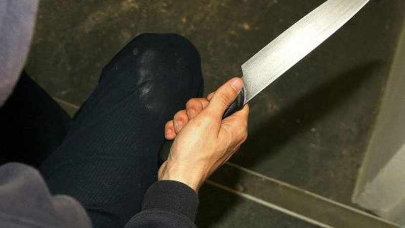 Момиче наръгано многократно с нож на спирка, спешно търсят кръводарители
