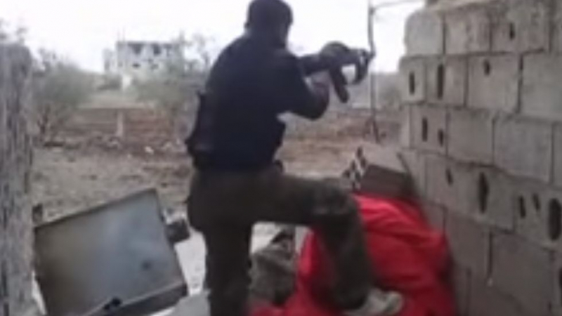 Удар в зъбите на ИДИЛ! Куршум прониза терорист в устата (ВИДЕО)