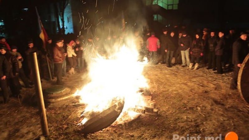 Огньове горят пред парламента в Кишинев!