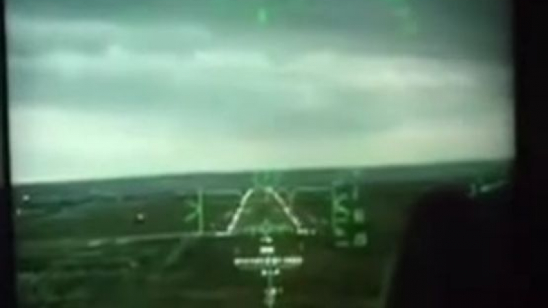 Уникални кадри! Ето как страшилището Су-30СМ захожда за кацане (ВИДЕО)