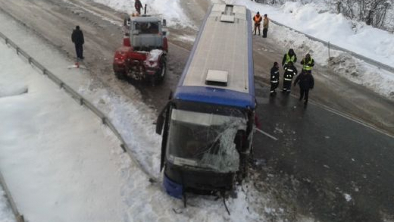 Пътниците в двата катастрофирали автобуса чупили стъклата, за да се спасят (СНИМКИ)