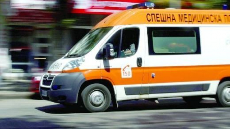 Линейки извозват ранените при зверския сблъсък с два автобуса край Омуртаг