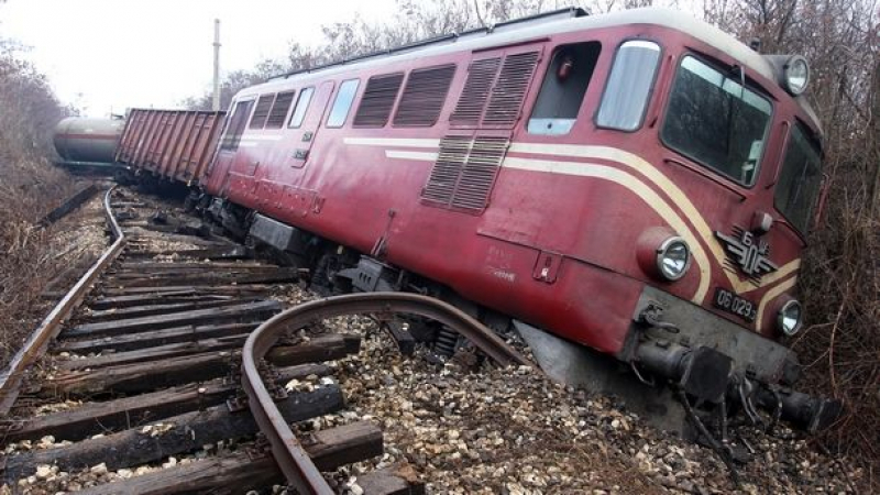 Влакът край Дупница дерайлирал заради висока скорост 