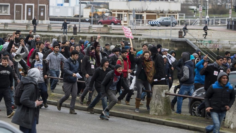 Шок и ужас в Кале! Бежанци щурмуваха пристанище и завзеха ферибот (ВИДЕО)