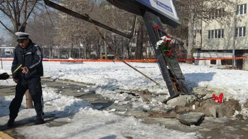 Лобно място: Цветя и свещи край билборда в Пловдив, където загинаха Боян и Ралица