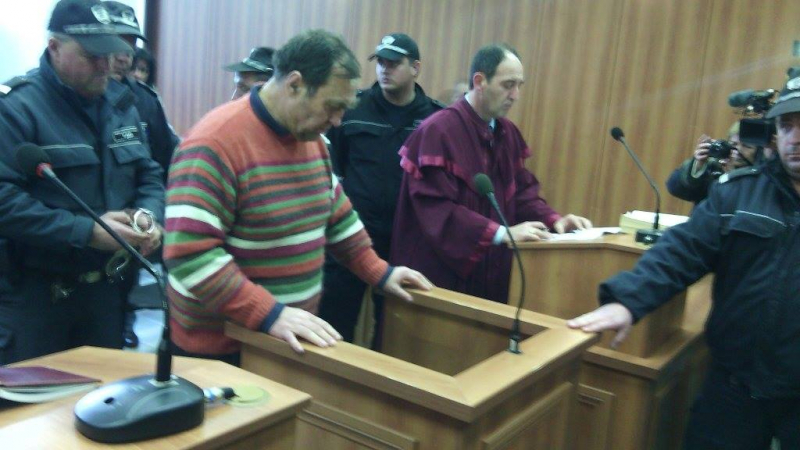 Оставиха изнасилвача Евстатиев в ареста, тълпата крещи: Дърт педофил! 