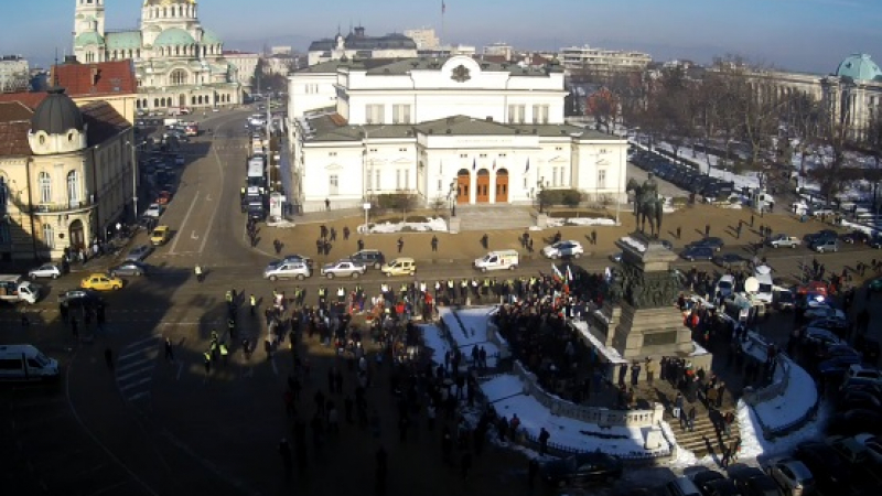 БЛИЦ TV: Рехава тълпа стартира протеста при парламента (СНИМКИ)