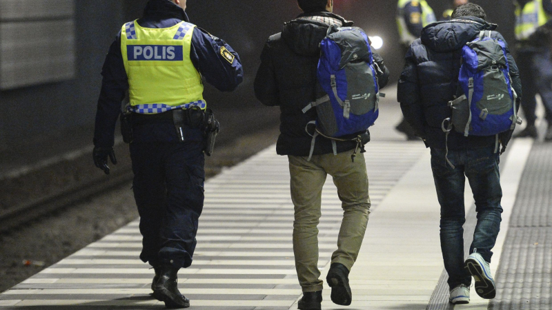 Шведският кошмар продължава: Служители в дом се барикадираха, за да се опазят от озверели млади бежанци